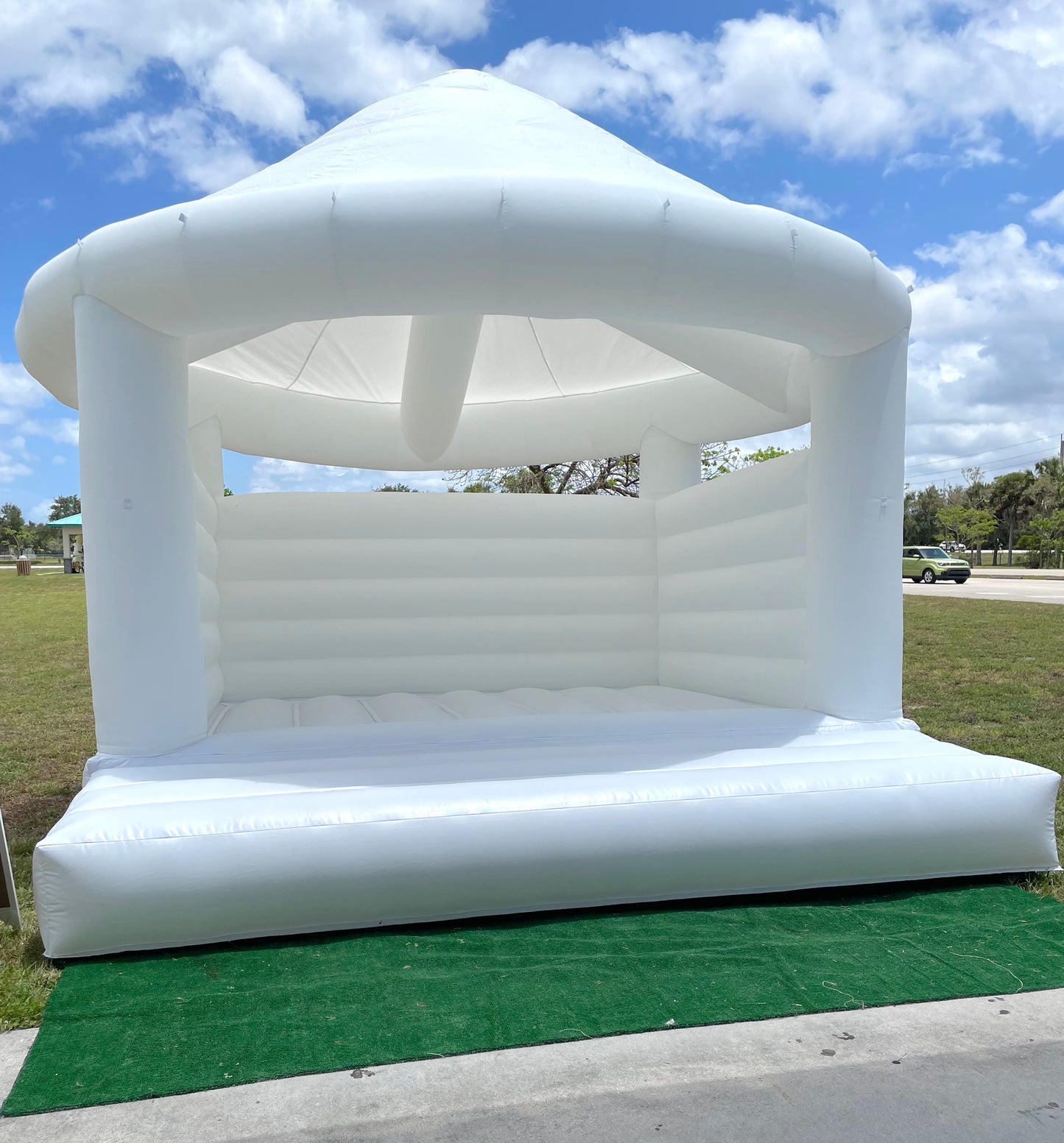 White Bounce House with Roof | 13x13ft | All ages