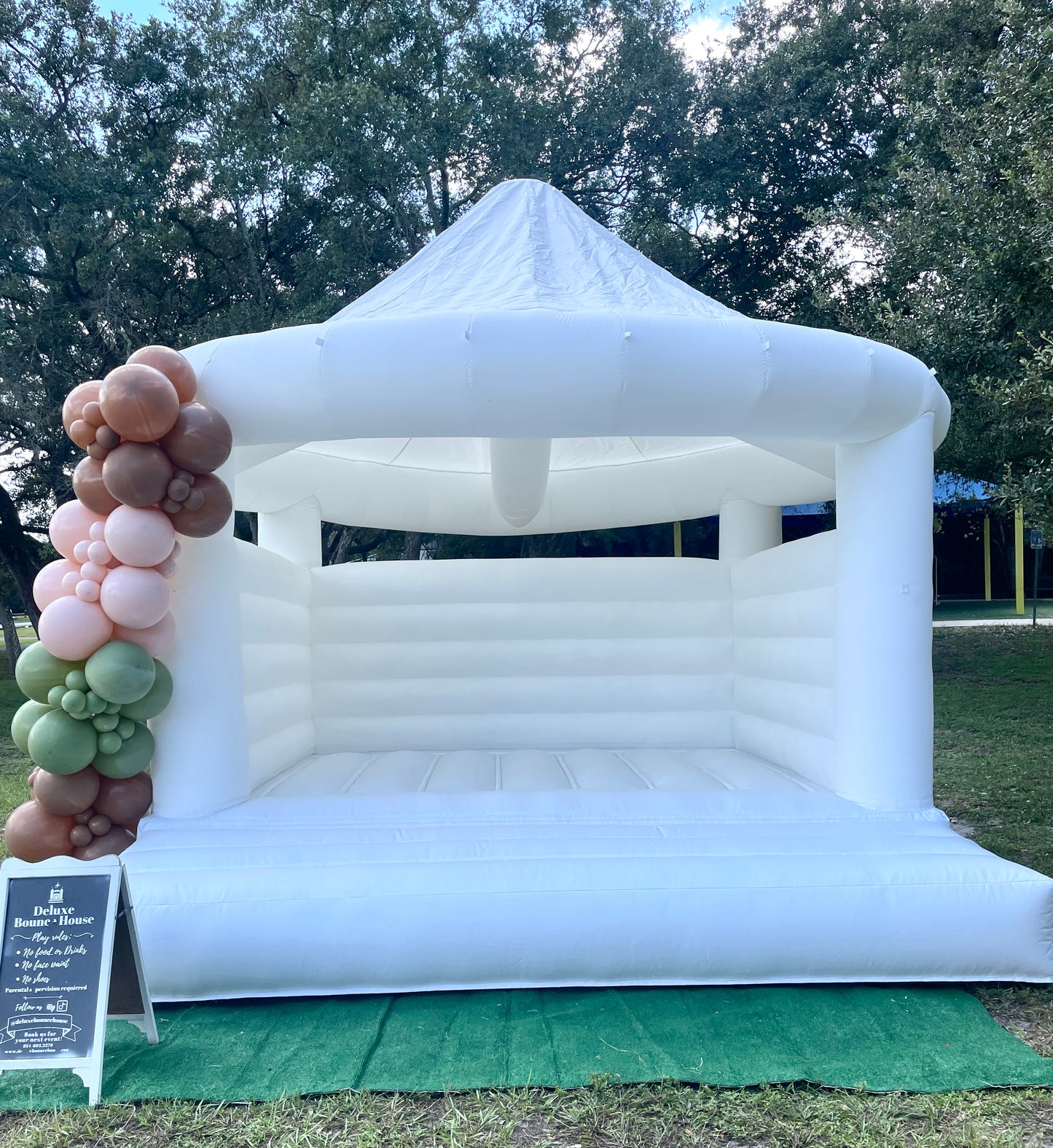 White Bounce House with Roof | 13x13ft | All ages