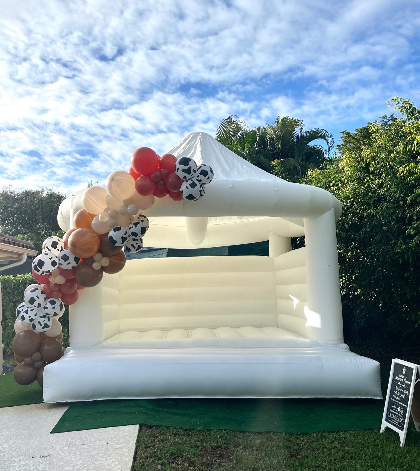 White Bounce House with Roof | 13x13ft | All ages