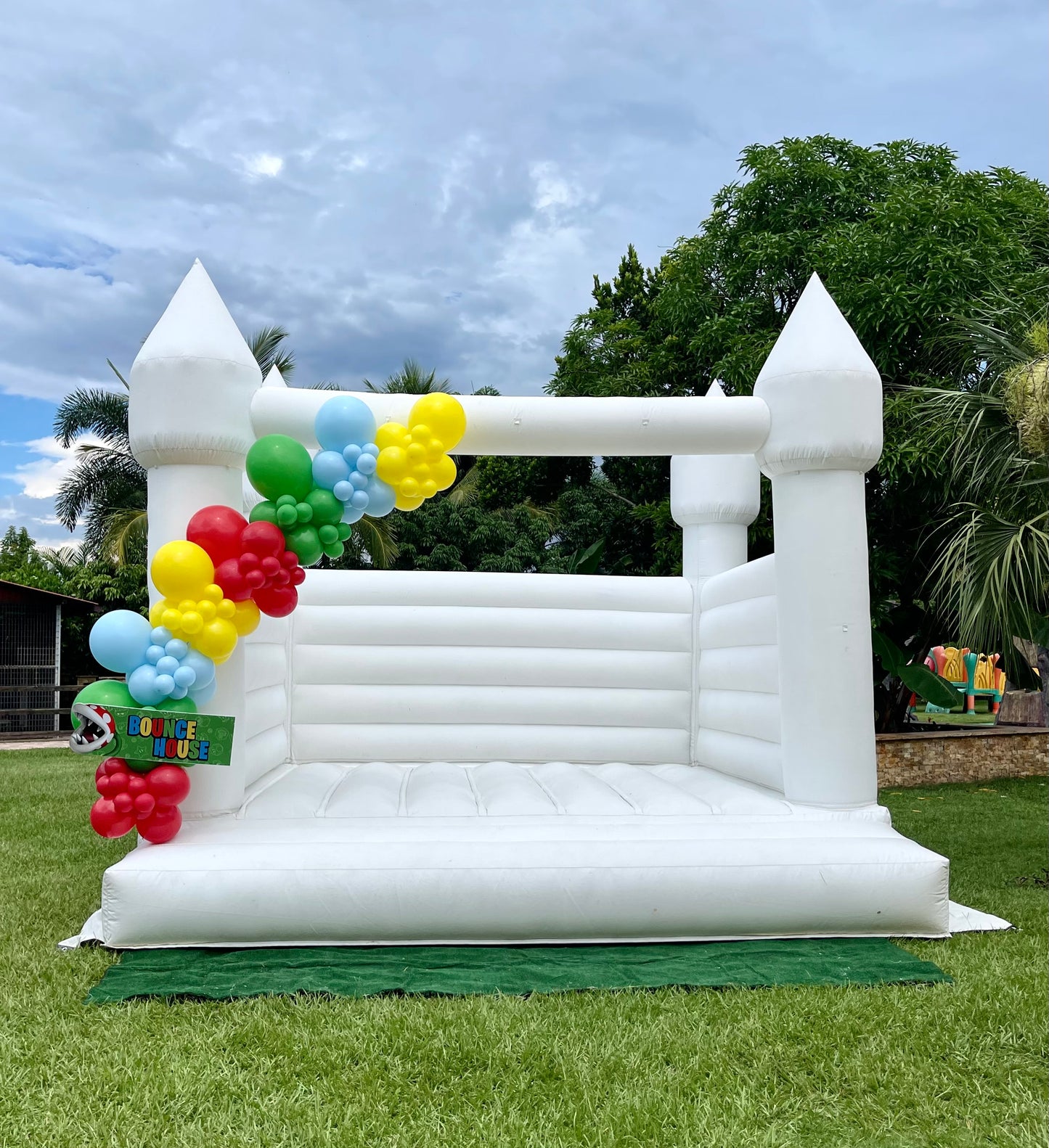 White Bounce House | 13x13ft | All ages