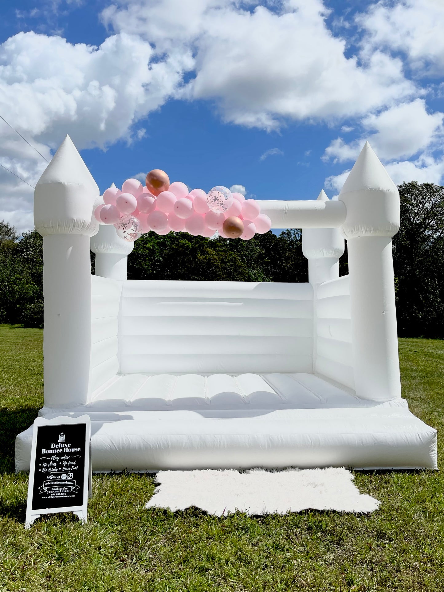 White Bounce House for rent, bounce house decor, ballon garland decor, free delivery miami dade and broward county, beautiful bounce house, castle bounce house, party decor
