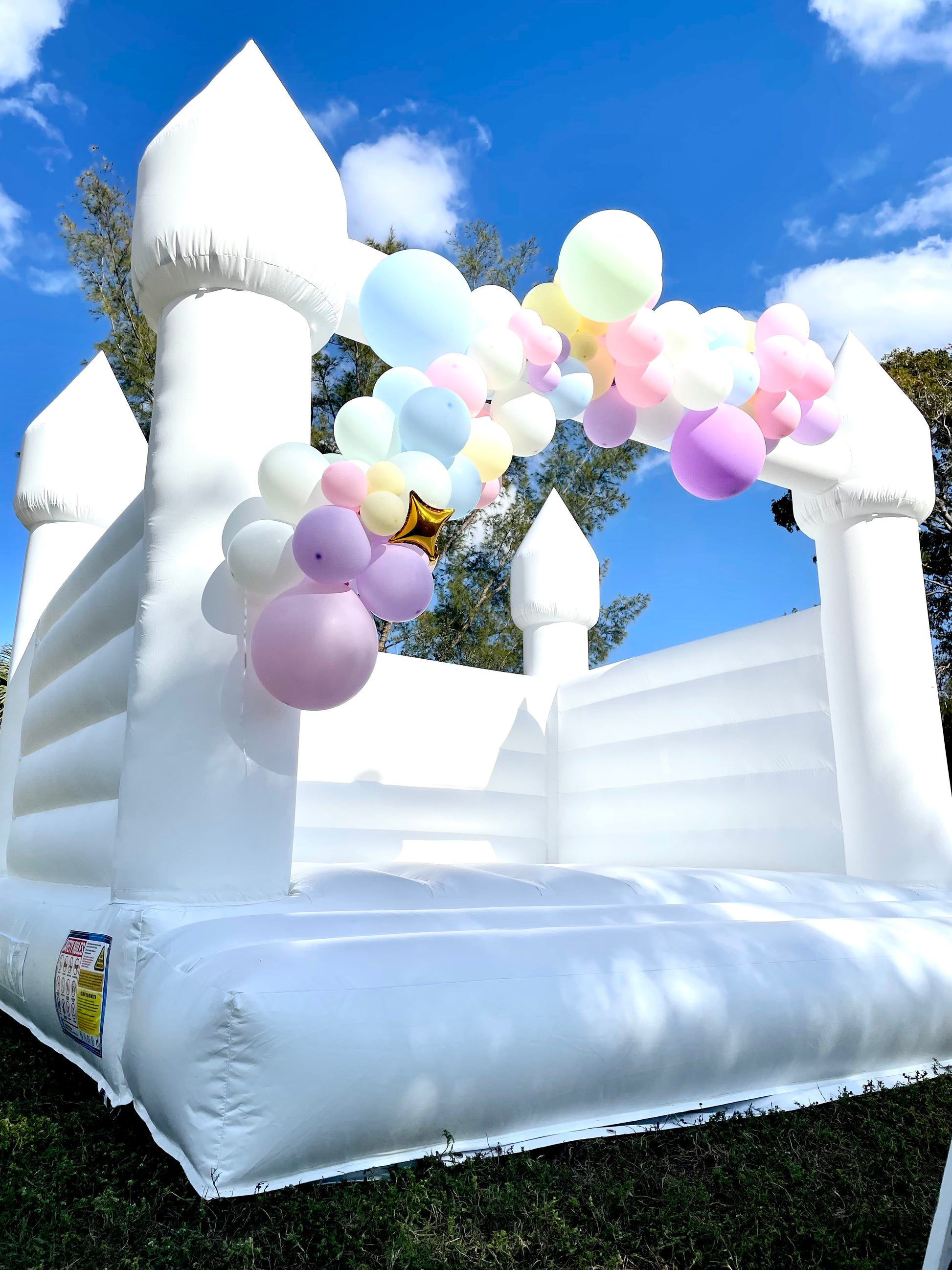 White Bounce House for rent, bounce house decor, ballon garland decor, free delivery miami dade and broward county, beautiful bounce house, castle bounce house, party decor