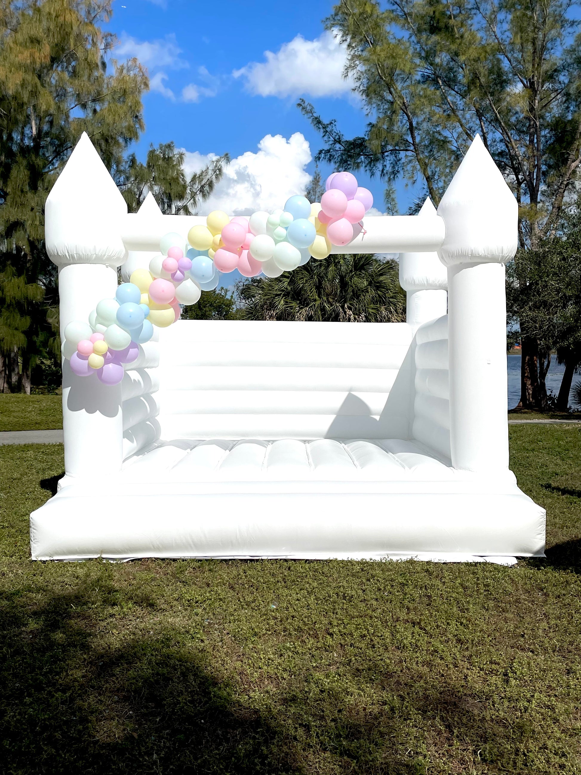 White Bounce House BOOK NOW / FREE DELIVERY MIAMI AND BROWARD