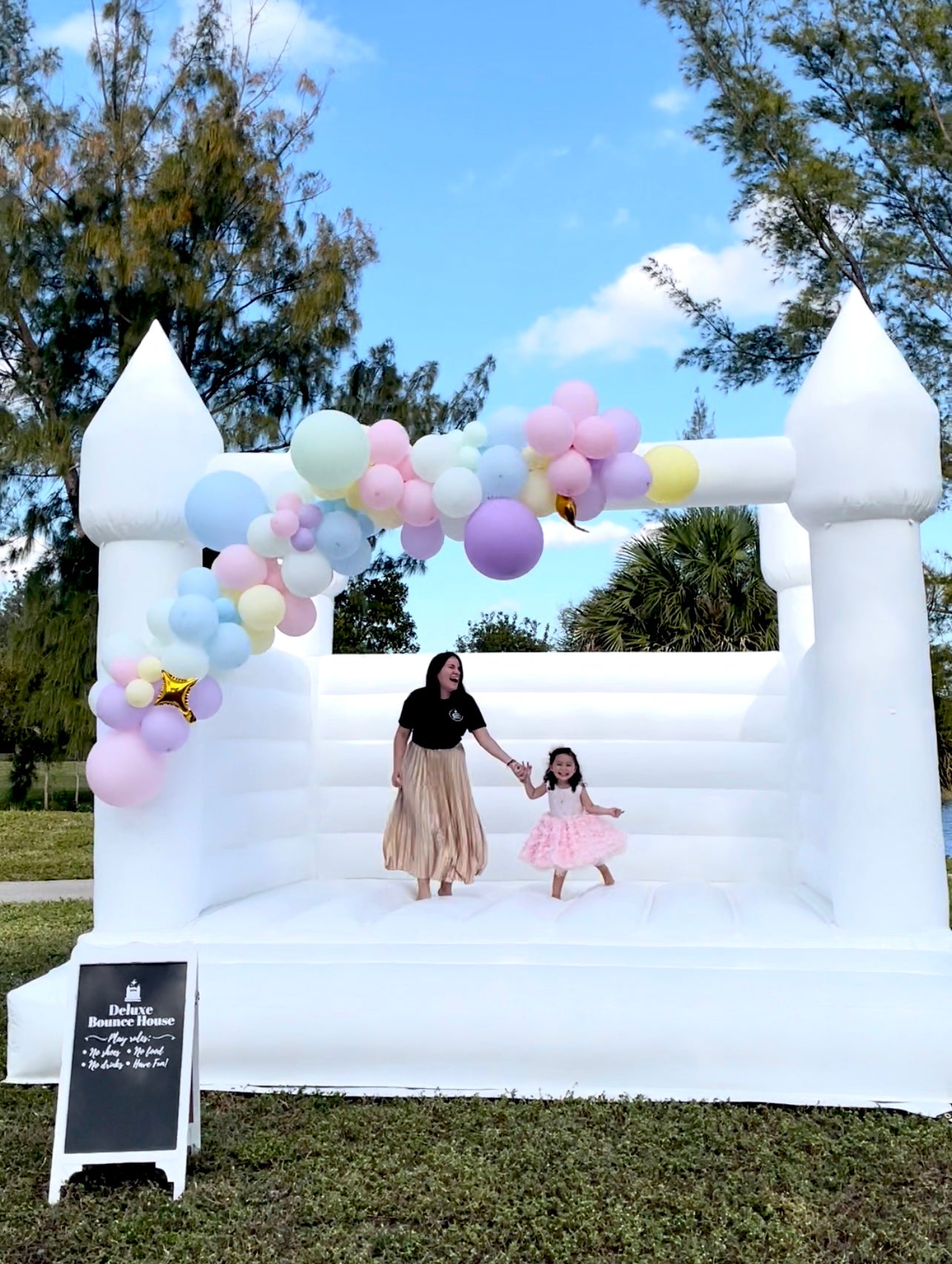 White Bounce House BOOK NOW / FREE DELIVERY MIAMI AND BROWARD
