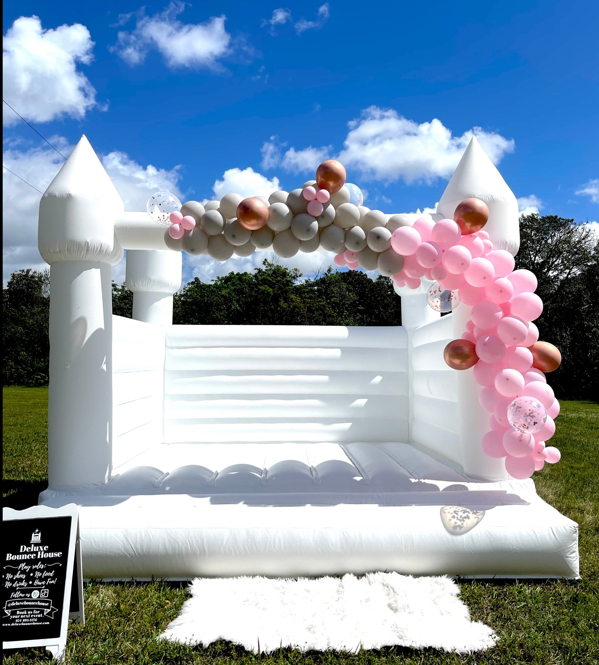 White Bounce House for rent, bounce house decor, ballon garland decor, free delivery miami dade and broward county, beautiful bounce house, castle bounce house, party decor